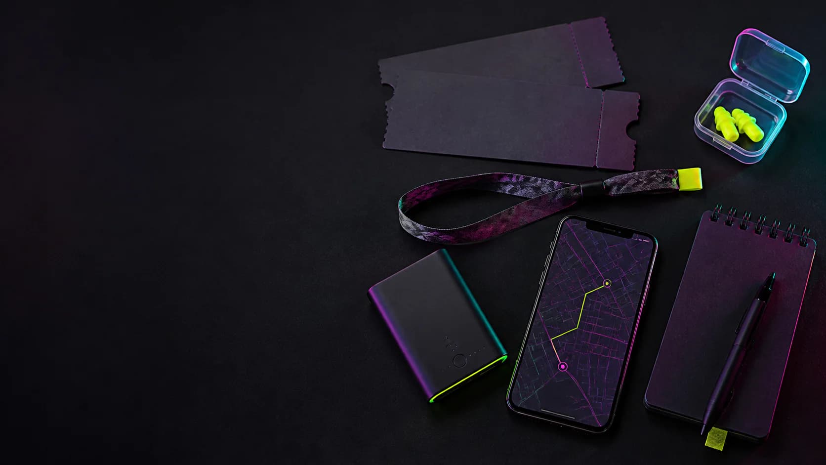 Objetos útiles para preparar un viaje a concierto: boletos, mapa, batería y protección auditiva.